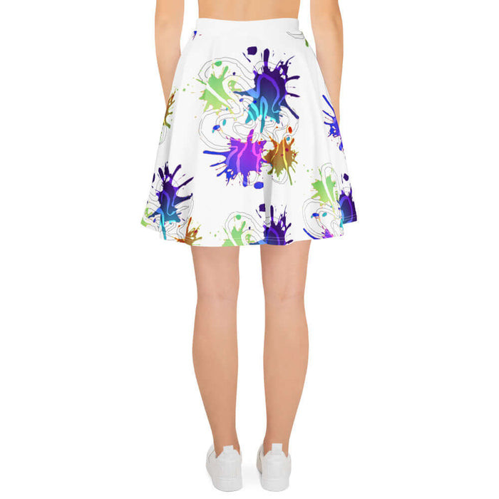 Ein Rock in weiss mit Stylischen Farbklecksen