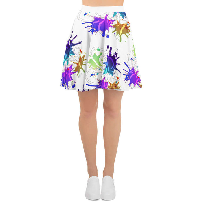 Ein Rock in weiss mit Stylischen Farbklecksen
