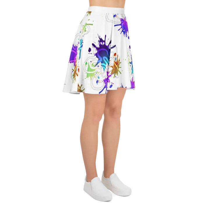 Ein Rock in weiss mit Stylischen Farbklecksen